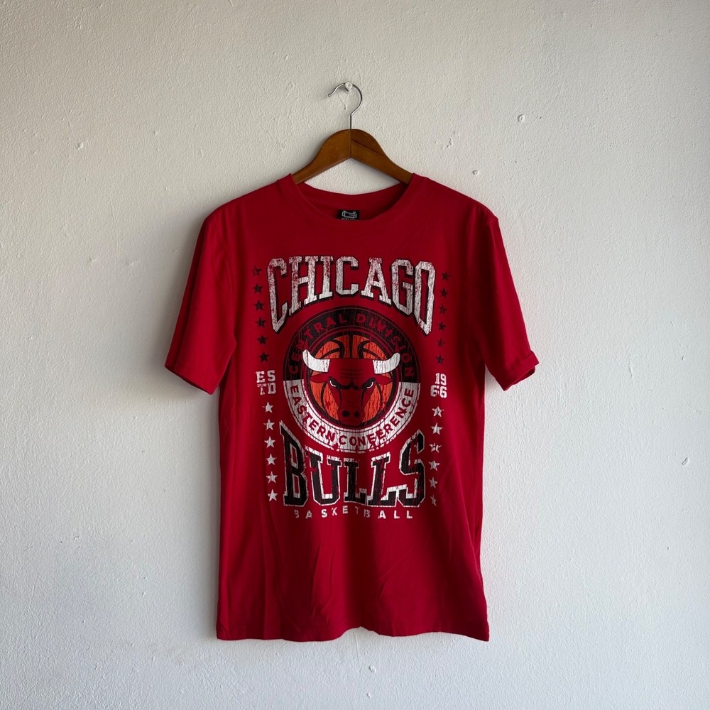 Chicago Bulls Basketball Tshirt‎ Mens Size Small Red Graphic Tee NBA